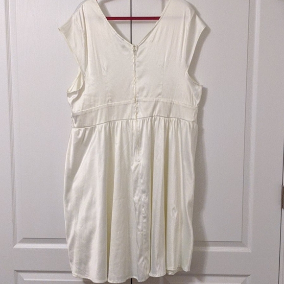 Beautiful off white dress - Picture 6 of 6